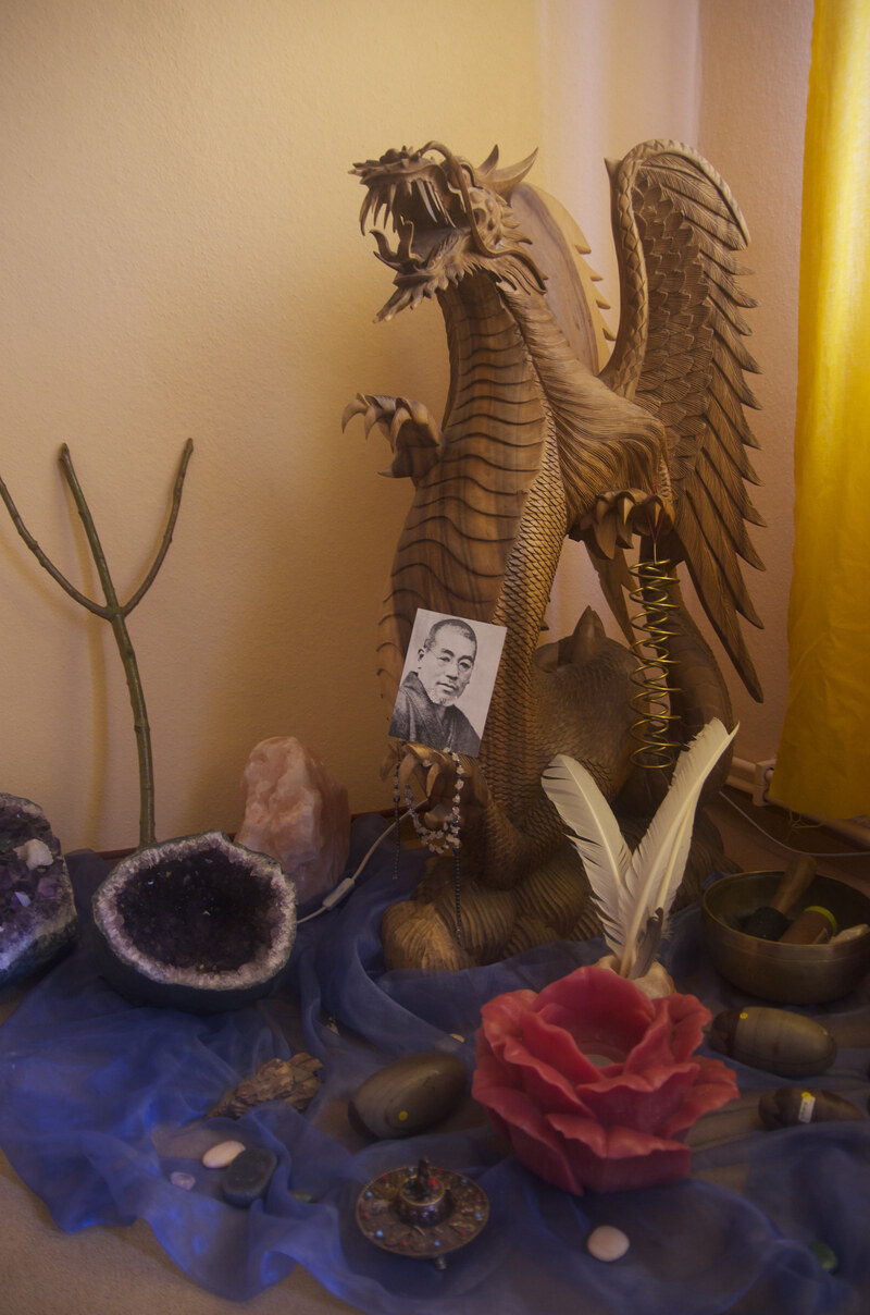 Drachen-Altar im Einweihungsraum mit Mikao-Usui-Foto, Amethyst-Geode, Rosenquarz und Lotus-Kerze