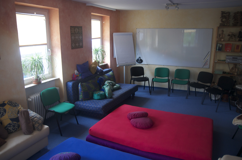 Einweihungsraum im Shingon Reiki Institut · Stuhlkreis, Matten, Kissen und Pflanzen