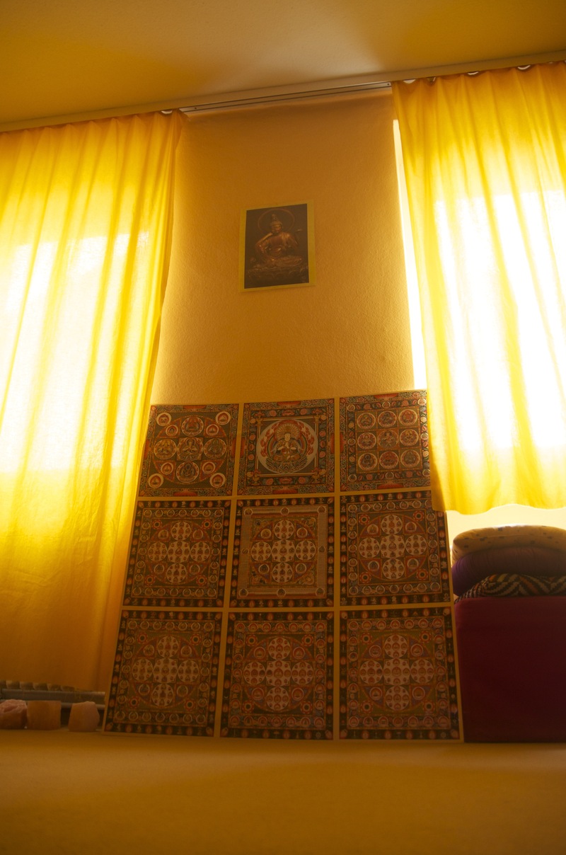 Einweihungsraum mit Mandala-Mosaik, goldenen Vorhängen und Mikao-Usui-Foto